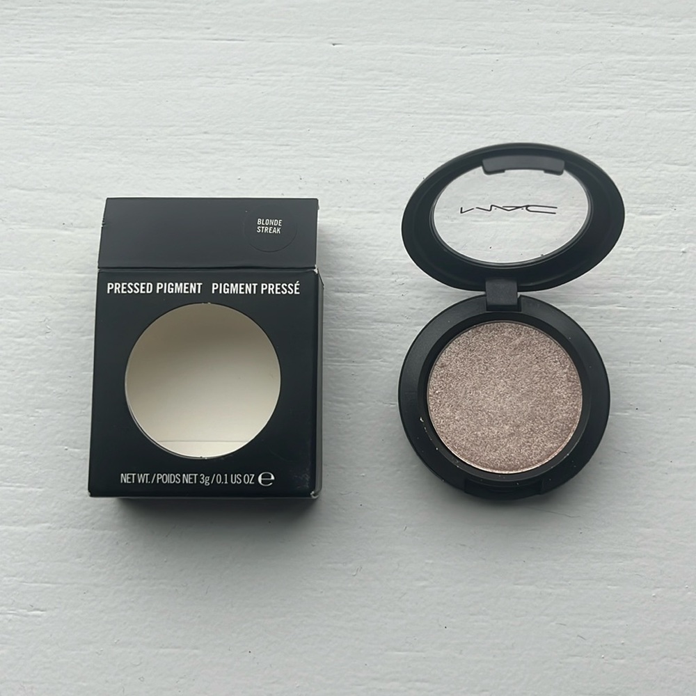 MAC Cosmetics - Pressed Pigment - beautiful metallic eye shadow - Blonde Streak